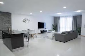 Living area - Stay at a perfect,desirable location near the beaches, restaurants, and shopping (Praia)