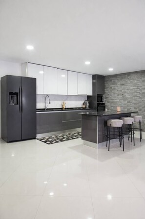 Private kitchen - Stay at a perfect,desirable location near the beaches, restaurants, and shopping (Praia)