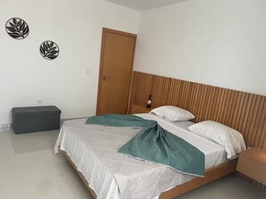 Iron/ironing board, free WiFi, bed sheets - Stay at a perfect,desirable location near the beaches, restaurants, and shopping (Praia)