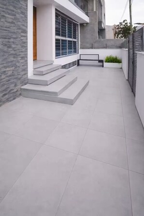 Property grounds - Stay at a perfect,desirable location near the beaches, restaurants, and shopping (Praia)