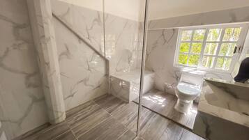 Habitación triple clásica | Baño | Bañera, artículos de higiene personal gratuitos, toallas y jabón