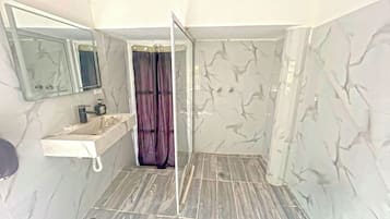 Classic Triple Room | Bathroom