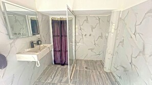 Classic Triple Room | Bathroom | Bathtub, free toiletries, towels, soap