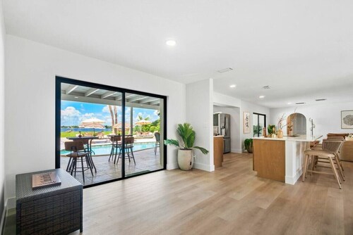 Deluxe Waterfront Villa | BBQ, Pool and Game Room