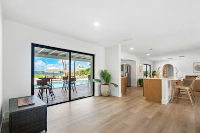 Deluxe Waterfront Villa | BBQ, Pool and Game Room