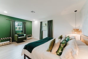 6 bedrooms, desk, iron/ironing board, travel crib