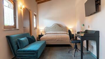 6 bedrooms, desk, iron/ironing board, free WiFi