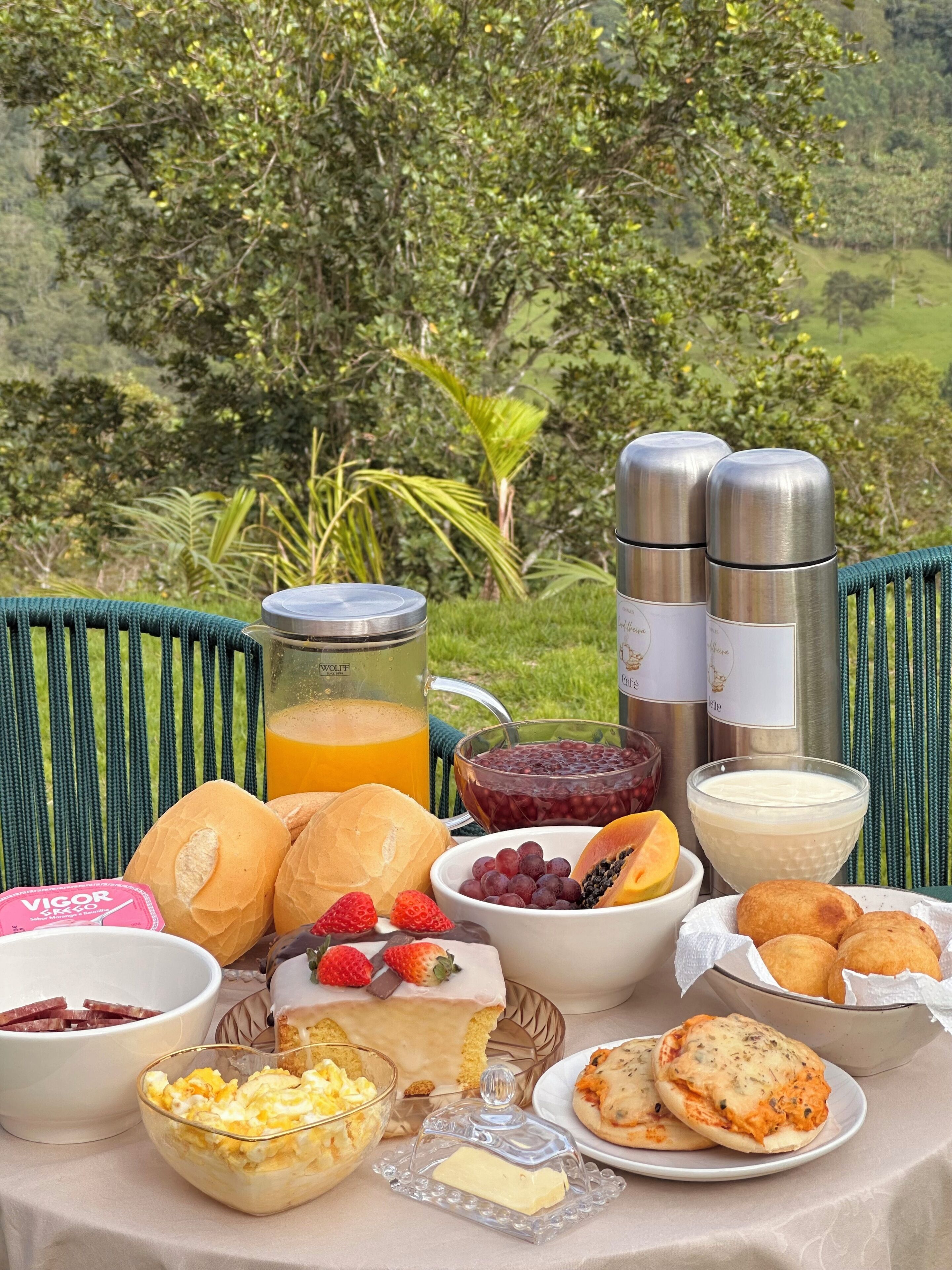 En frukostbuffé dukad upp på ett bord med en vacker utsikt.