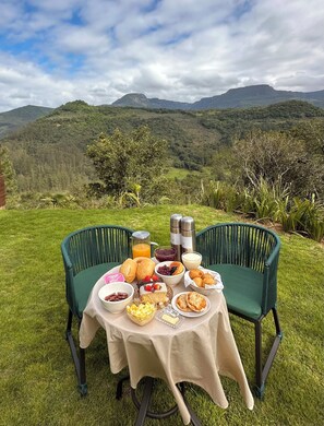 Outdoor dining - Vrbo Property (Praia Grande)