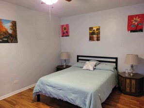Room - Delightful 2-bedroom building with AC in vibrant Chicago (Chicago)