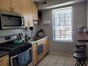 Private kitchen - Delightful 2-bedroom building with AC in vibrant Chicago (Chicago)