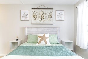 Internet, bed sheets - Freshly Renovated Queen Studio.  Downtown Location, Walk to the Beach! (Ogunquit)