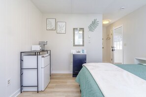 Internet, bed sheets - Freshly Renovated Queen Studio.  Downtown Location, Walk to the Beach! (Ogunquit)
