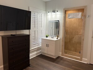 Bathroom - Downtown Southern Pines - The Jefferson Inn - Petite Queen Room (Southern Pines)