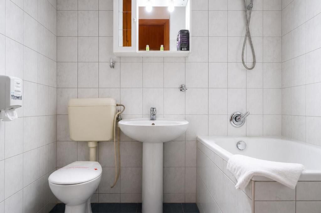 Standard Room, City View | Bathroom