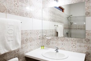 Standard Room, City View | Bathroom - Hotel Saraj (Sarajevo)