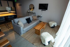 Chalet Deluxe, balcon, vue sur le canal | Aire de séjour