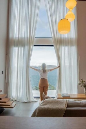 Apartment, 1 King Bed, Canal View | Interior