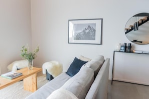 Deluxe Chalet, Balcony, Canal View | Living area