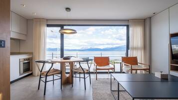 Apartamento, 2 habitaciones, vistas al mar | Ropa de cama de alta calidad y espacio para trabajar con un portátil