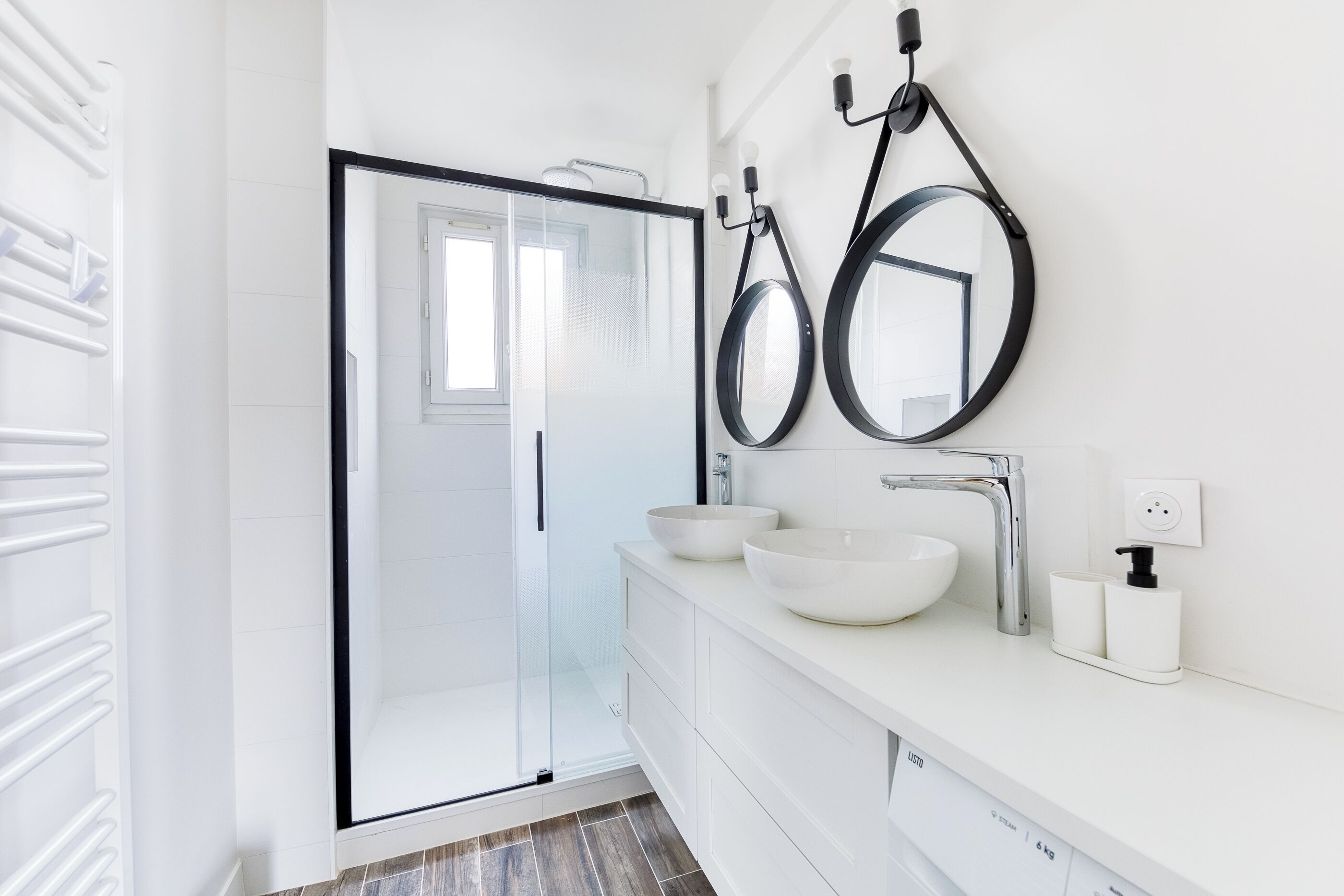 Een douche, een haardroger, handdoeken, toiletpapier