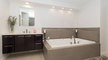 Shower, jetted tub, towels, toilet paper