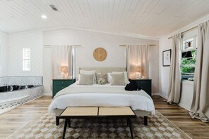 Desk, iron/ironing board, travel cot, WiFi - Serenity Stays ~ Waterfront, Pickleball, Hot Tb, Cinema, Sauna, Pool (West Palm Beach)