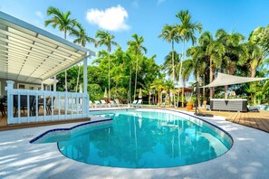 Pool - Serenity Stays ~ Waterfront, Pickleball, Hot Tb, Cinema, Sauna, Pool (West Palm Beach)