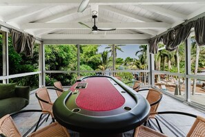 Outdoor dining - Serenity Stays ~ Waterfront, Pickleball, Hot Tb, Cinema, Sauna, Pool (West Palm Beach)