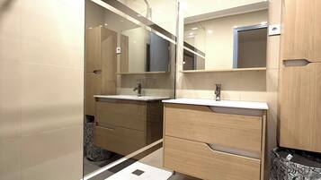 Een douche, handdoeken
