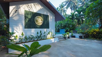 Vila família, sacada, vista para a piscina | Área da propriedade