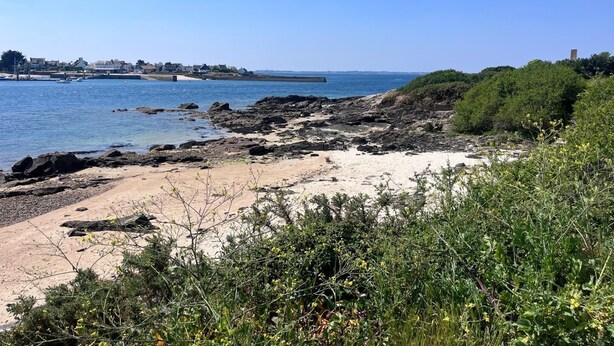 A coastal landscape with rocky shores, sandy beach, and a clear view of the sea. - Portulans d'Orient - PORT LOUIS (PORT LOUIS)