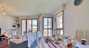 Dining - Vrbo Property (PORT LOUIS)