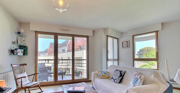 TV, books - Vrbo Property (PORT LOUIS)