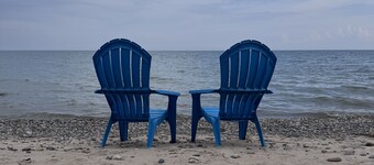 Beach front Cottage in Lexington with AC, shared Hot Tub & Pool on Lake Huron