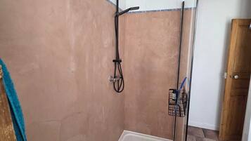 Haartrockner, Handtücher, Seife, Toilettenpapier