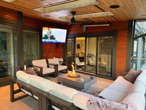 Interior - FIFA! RESORT STYLE LIVING Pool, hot tub, gym, cold plunge, sauna  4 Bed sleeps 8 (Vancouver)