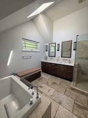 Shower, hair dryer, towels, soap - FIFA! RESORT STYLE LIVING Pool, hot tub, gym, cold plunge, sauna  4 Bed sleeps 8 (Vancouver)