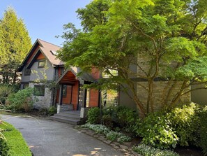 Exterior - FIFA! RESORT STYLE LIVING Pool, hot tub, gym, cold plunge, sauna  4 Bed sleeps 8 (Vancouver)
