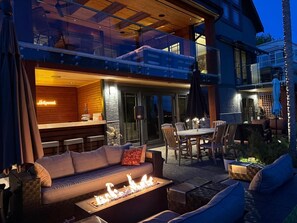 Outdoor dining - FIFA! RESORT STYLE LIVING Pool, hot tub, gym, cold plunge, sauna  4 Bed sleeps 8 (Vancouver)