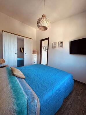 Tabla de planchar con plancha, wifi y ropa de cama 