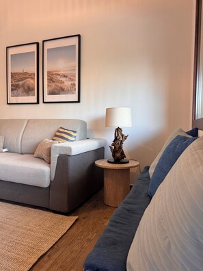 Smart TV, books - NEREIDS-The Coastal Suite. The sea one breath away from you (Quartu Sant'Elena)