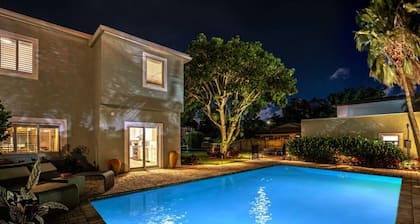 West Palm Oasis BBQ, Pool and Pickleball Court