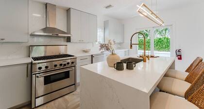 West Palm Oasis BBQ, Pool and Pickleball Court