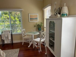 Dining - Luxury Private Poolside Suite (Napa)