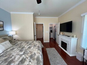 Iron/ironing board, WiFi, bed sheets - Luxury Private Poolside Suite (Napa)