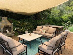 Outdoor dining - Luxury Private Hillview Suite (Napa)