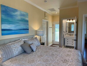 Iron/ironing board, WiFi, bed sheets - Luxury Private Hillview Suite (Napa)