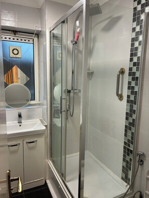 Bathroom - Lovely and Stylish Apartment: 3 bedroom&1 Living Room (London)