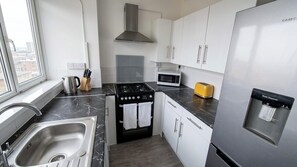 Private kitchen - Lovely and Stylish Apartment: 3 bedroom&1 Living Room (London)